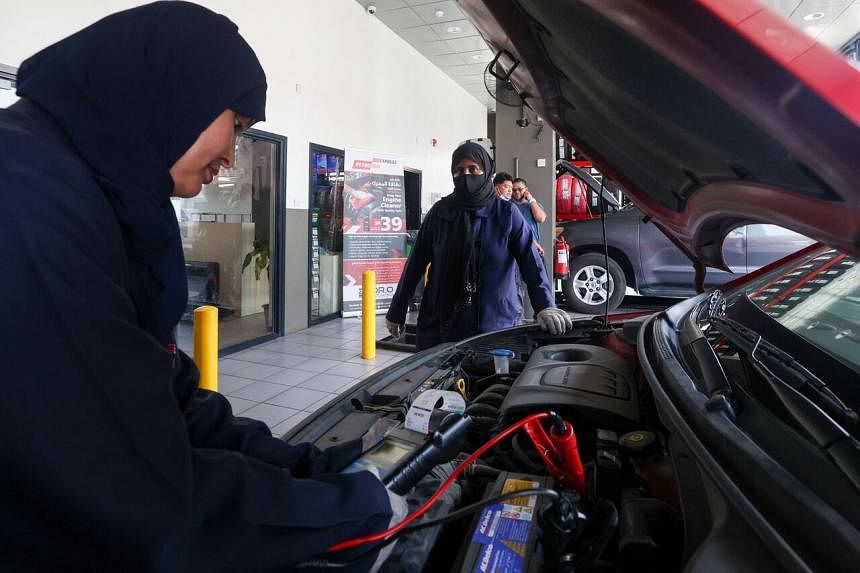 Wanita Arab Saudi bergerak dari belakang kemudi ke bawah kap mesin