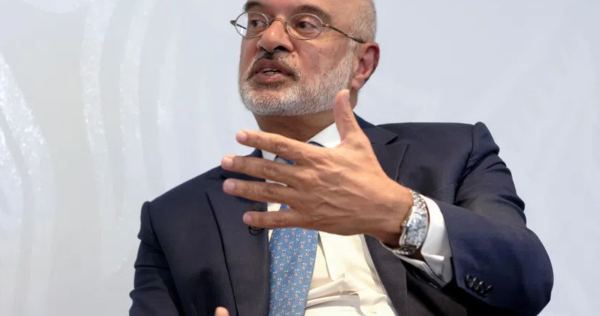 Kepala DBS Piyush Gupta memperoleh $ 2,7 juta setelah menjual 75.000 sahamnya, Money News